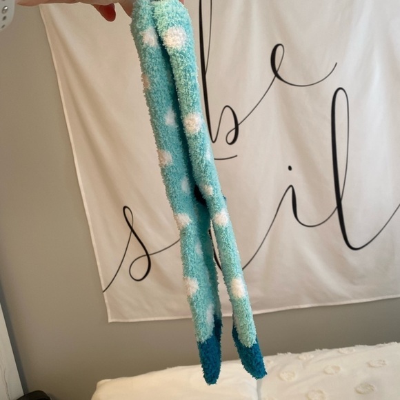 𝅺POLKA Dot Fuzzy Socks - Picture 5 of 7